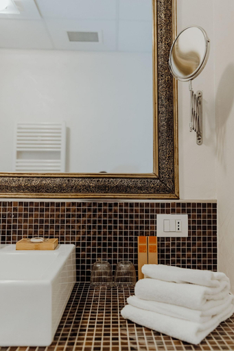 Bathroom 3, La Rosa Gialla, Cuneo