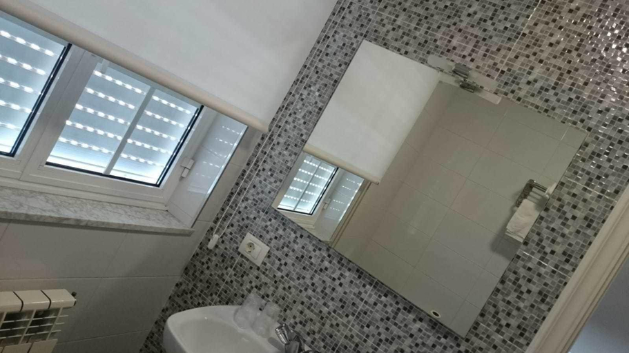 Bathroom 3, Hotel El Millon, Lugo