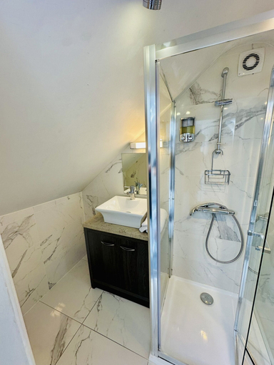 Bathroom 4, Avoca House, Dublin