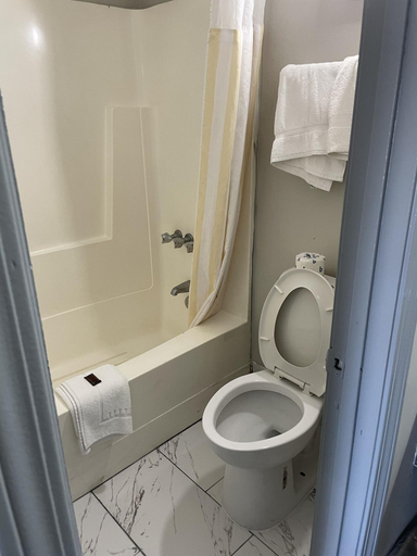 Bathroom 5, Scottish Inns Locust Grove, Henry
