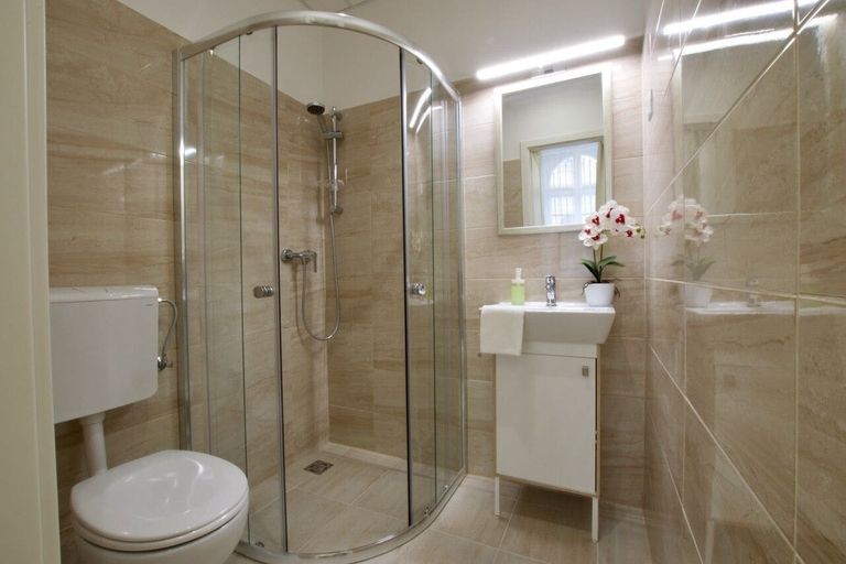 Bathroom 4, St King 11. Studio Apartments, Budapesti