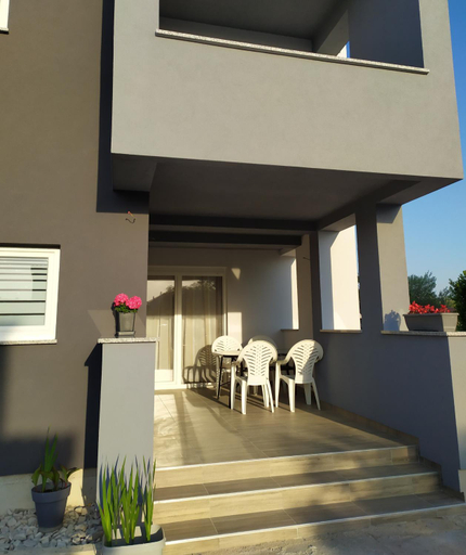 Others 3, Apartmani Mira, Nin