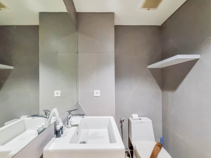Bathroom, Comfy and Enjoyable Studio at Patraland Amarta Apartment By Travelio, Sleman