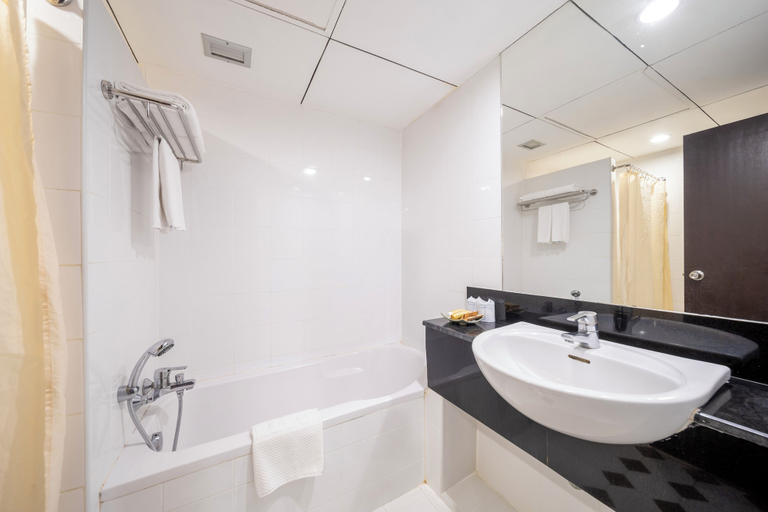 Bathroom 4, Golden Crown Grand Hotel, Hat Yai