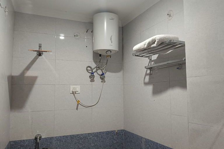 Bathroom 2, Airport Hotel Classic Crowne, Delhi