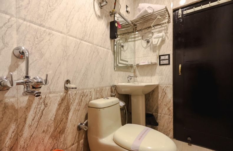 Bathroom 4, Hotel Holiday Hill, Kangra