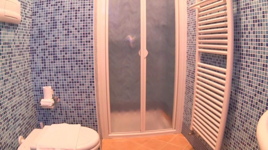 Bathroom 4, Hotel la Grotta, Mantua