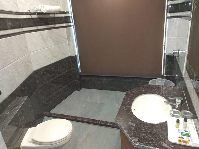 Bathroom 5, Hotel New York Plaza, Una