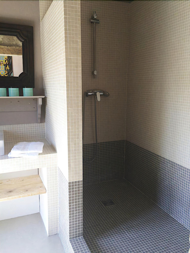 Bathroom 5, Les Toiles Du 15, Gard