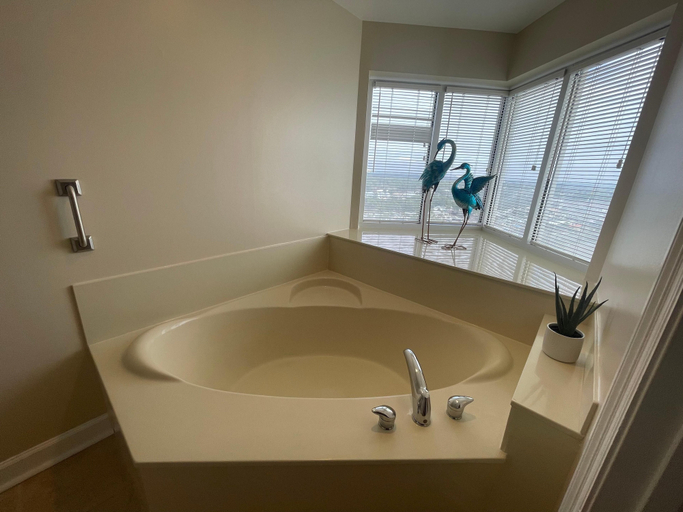 Bathroom 4, Boardwalk 2101, Bay
