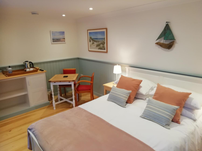 Others 5, Sea Breeze, Isle of Wight