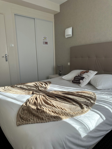 Bedroom 2, Square Hotel, Cantal
