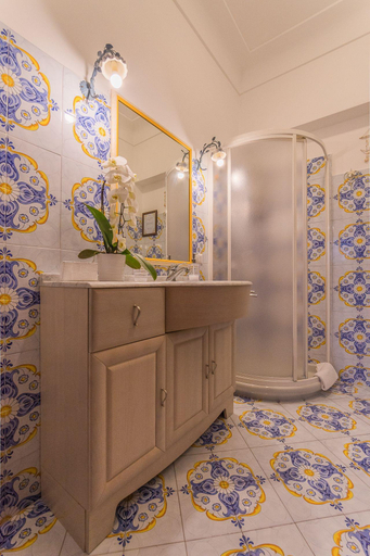 Bathroom 5, Villa Cristina, Napoli