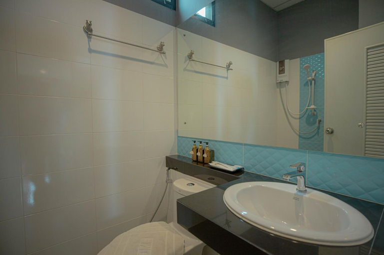Bathroom 13
