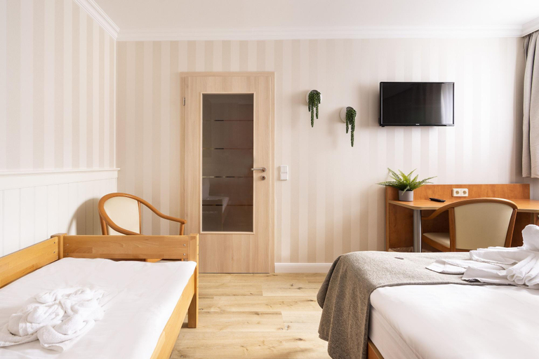 Bedroom 3, Cityhotel Bernburg, Salzlandkreis
