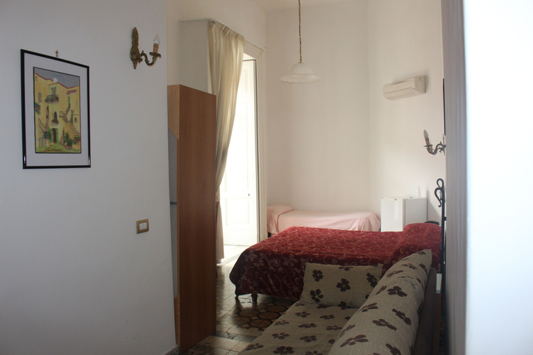 Bedroom, Fontana, Salerno