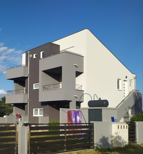 Others 5, Apartmani Mira, Nin