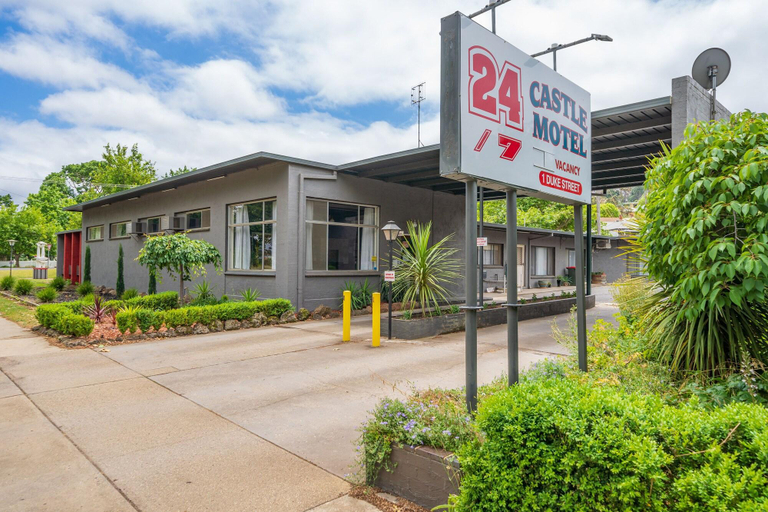 Exterior & Views 2, Castle Motel, Mount Alexander - C'maine