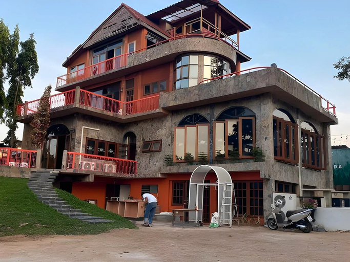 Exterior & Views