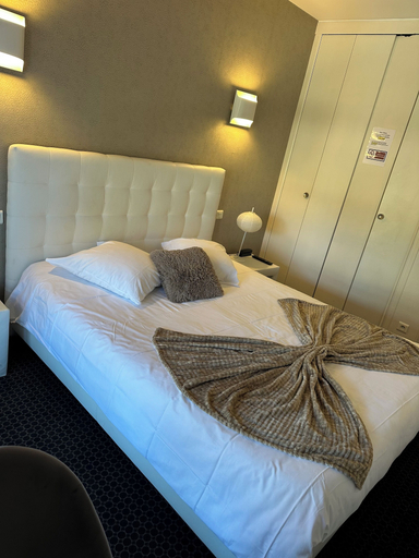 Bedroom 4, Square Hotel, Cantal