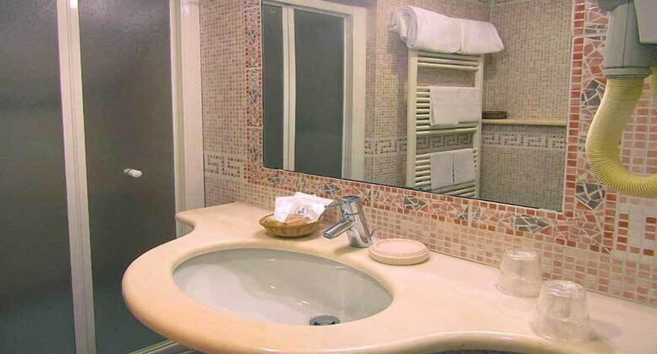 Bathroom 4, Hotel Ludovico Ariosto, Lucca