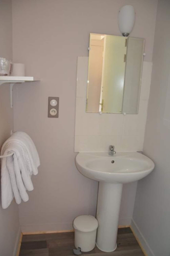 Bathroom 4, Hotel Restaurant Rive Gauche, Morbihan