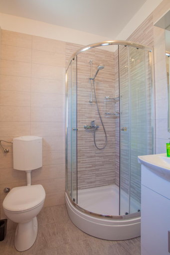 Others 5, Room Elelina, Cres