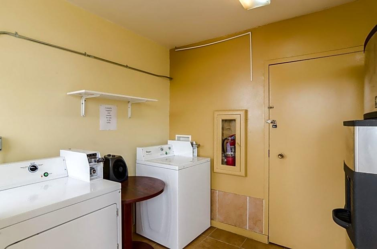 Bathroom 5, Alamo Inn & Suites, Campbell