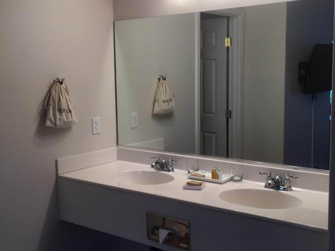Bathroom 4, Clear Lake Cottages & Marina, Lake