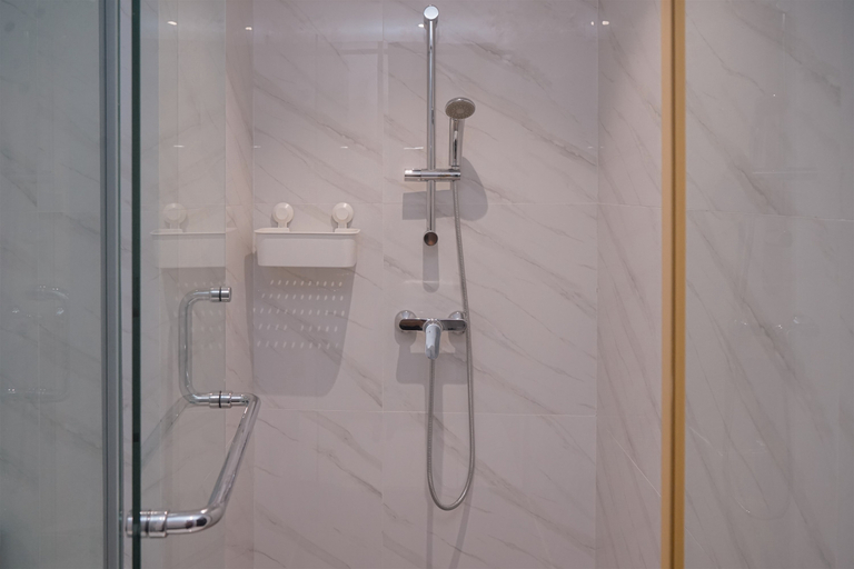 Bathroom 5, Homey 1BR at Branz BSD City Apartment By Travelio, Tangerang Selatan