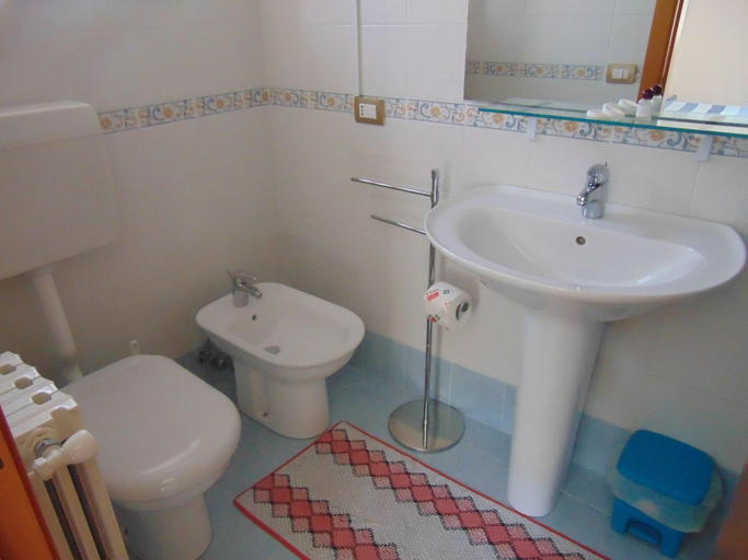 Bathroom 4, Albergo Villa Nobile, Ragusa