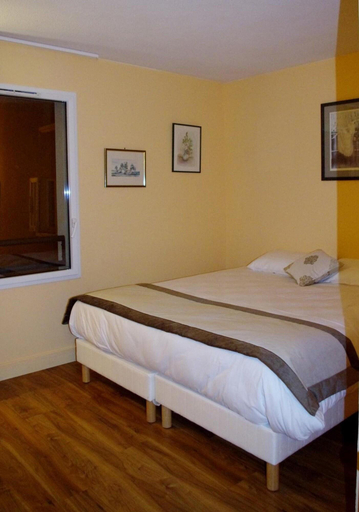 Bedroom 3, Le Place Neuve, Rhône