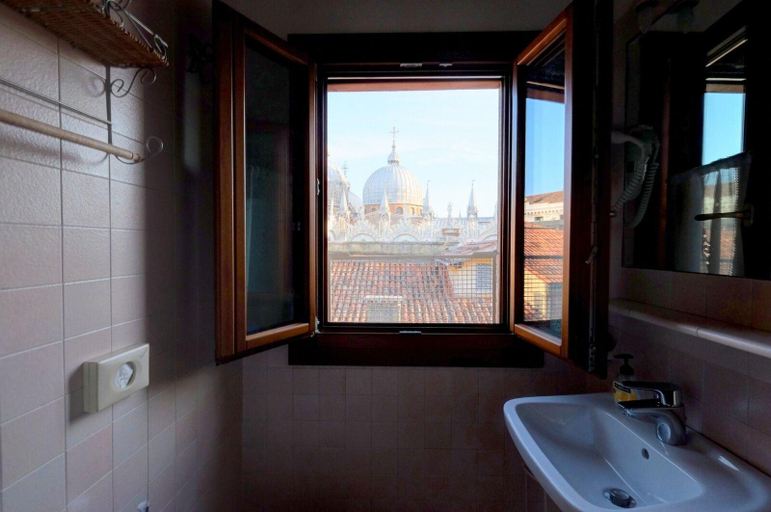 Bathroom 4, Hotel ai do Mori, Venezia