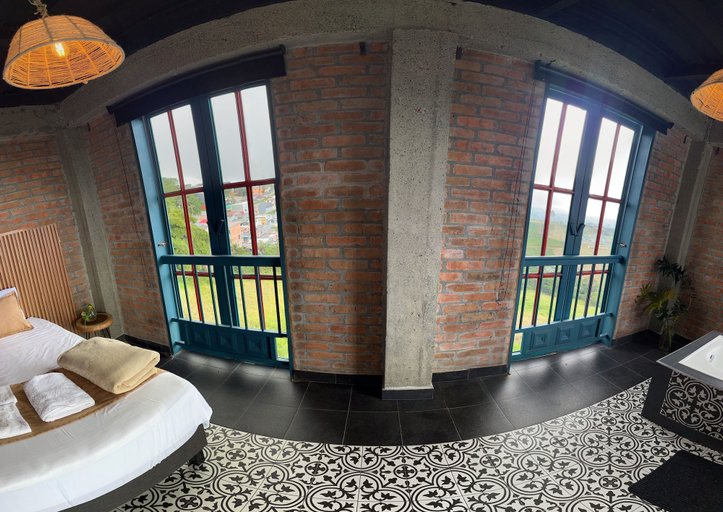 Others 5, Mular Hotel, Filandia