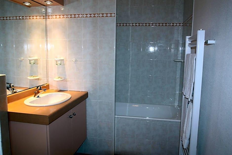 Bathroom 4, Logis Hotel Des Voyageurs, Aveyron