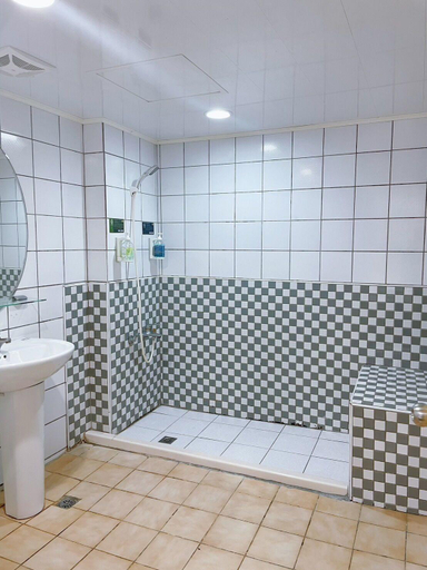 Bathroom 3, A22 Wei Lu Hotel, Taoyuan