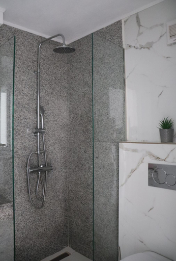 Bathroom 5, Fiosal Apartments 2, Thessaly