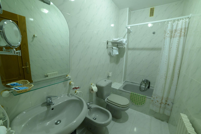 Bathroom 4, Hotel A Veiga, Lugo