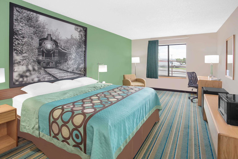 Bedroom 4, Super 8 by Wyndham Beaver Dam, Dodge