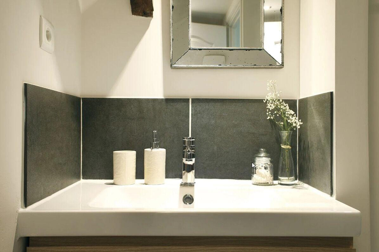 Bathroom 3, Aux Sabots Rouges, Morbihan