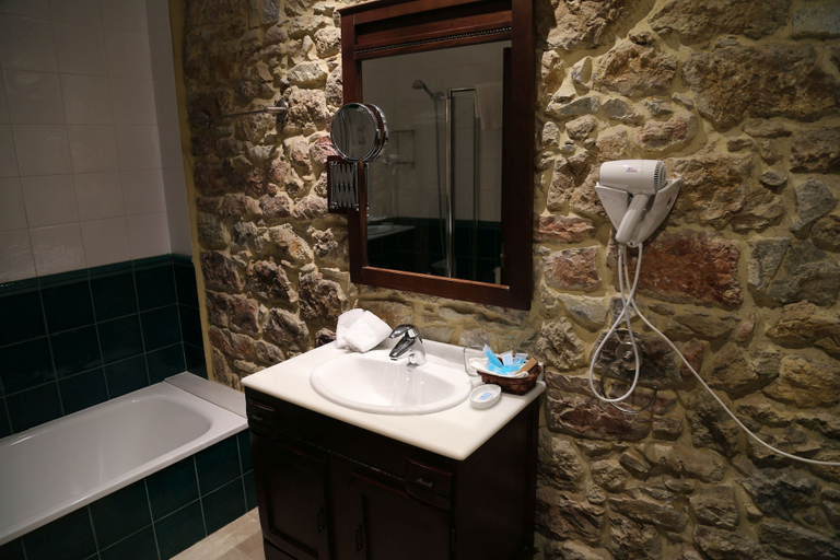 Bathroom 4, La Pontiga, Asturias