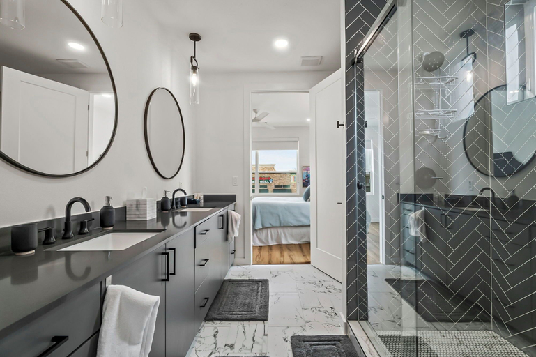 Bathroom 4, The Mercer, Comal