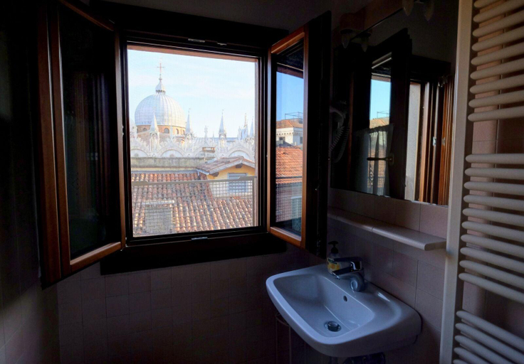 Bathroom 3, Hotel ai do Mori, Venezia