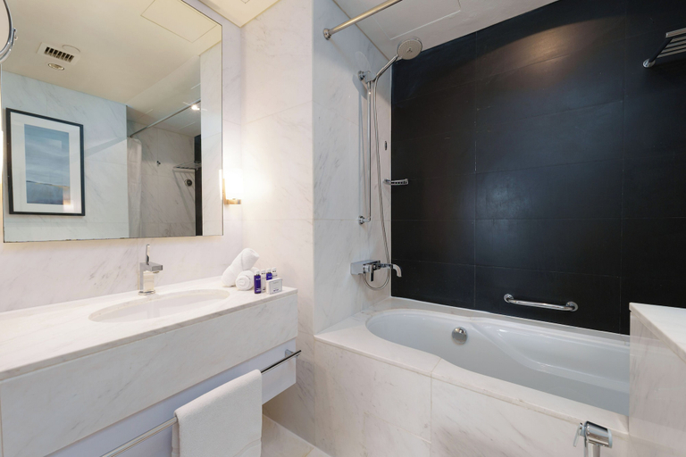 Bathroom, Maison Privee - Fabulous Studio w/ Direct Burj Khalifa Views, Dubai