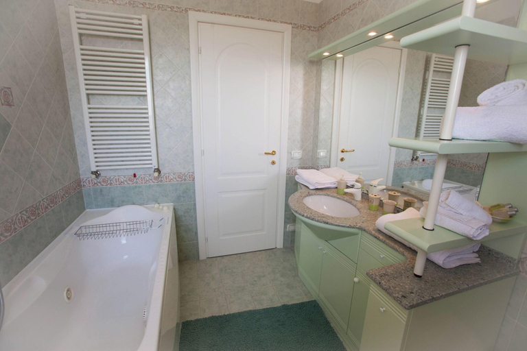 Bathroom, Holiday Residence Belohorizonte, Macerata