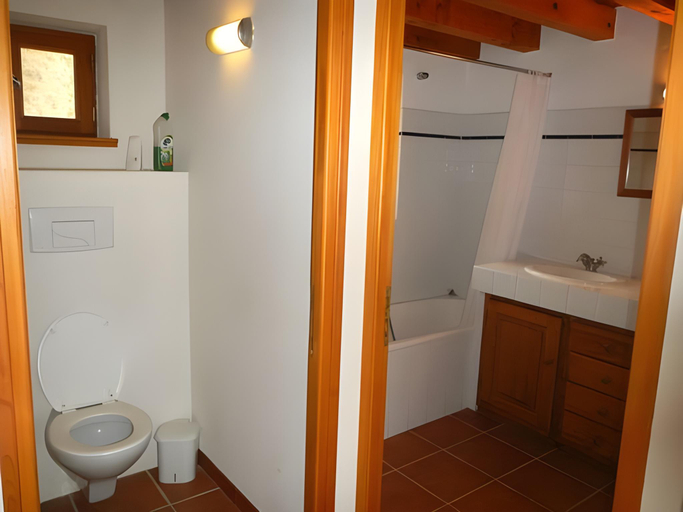 Bathroom 5, Les Gites du Chateau St Jacques d'Albas, Aude