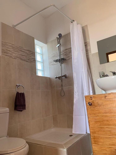 Bathroom, Iarimbato Hotel, Analamanga