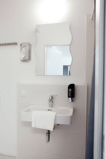 Bathroom 2, Hotel Triester, Wien