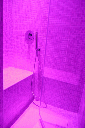 Bathroom 2, Magdahause, Taranto