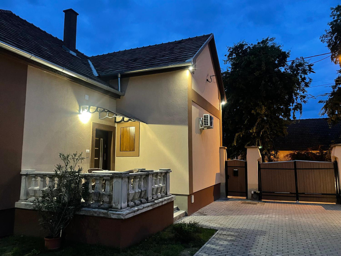 Others 3, Kovacs Apartmanhaz, Kiskunhalas